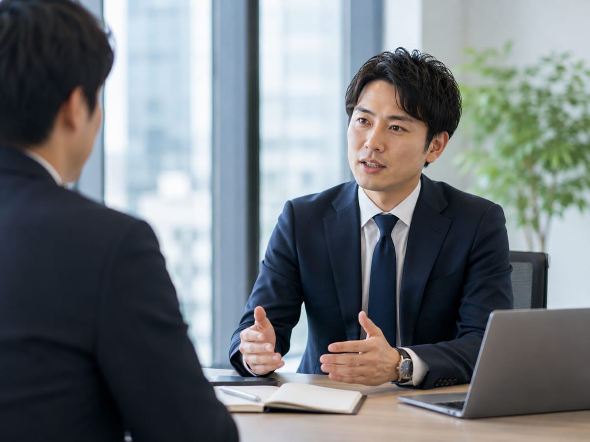 打ち合わせで提案する営業担当者