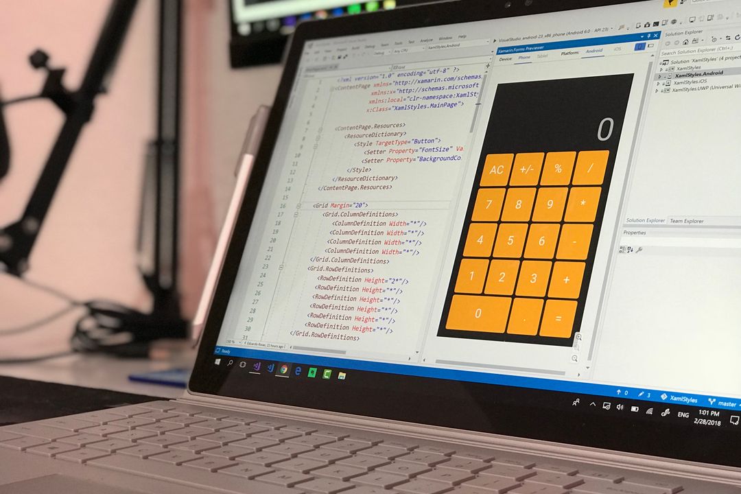 2人で画面を見ながら作業する開発者